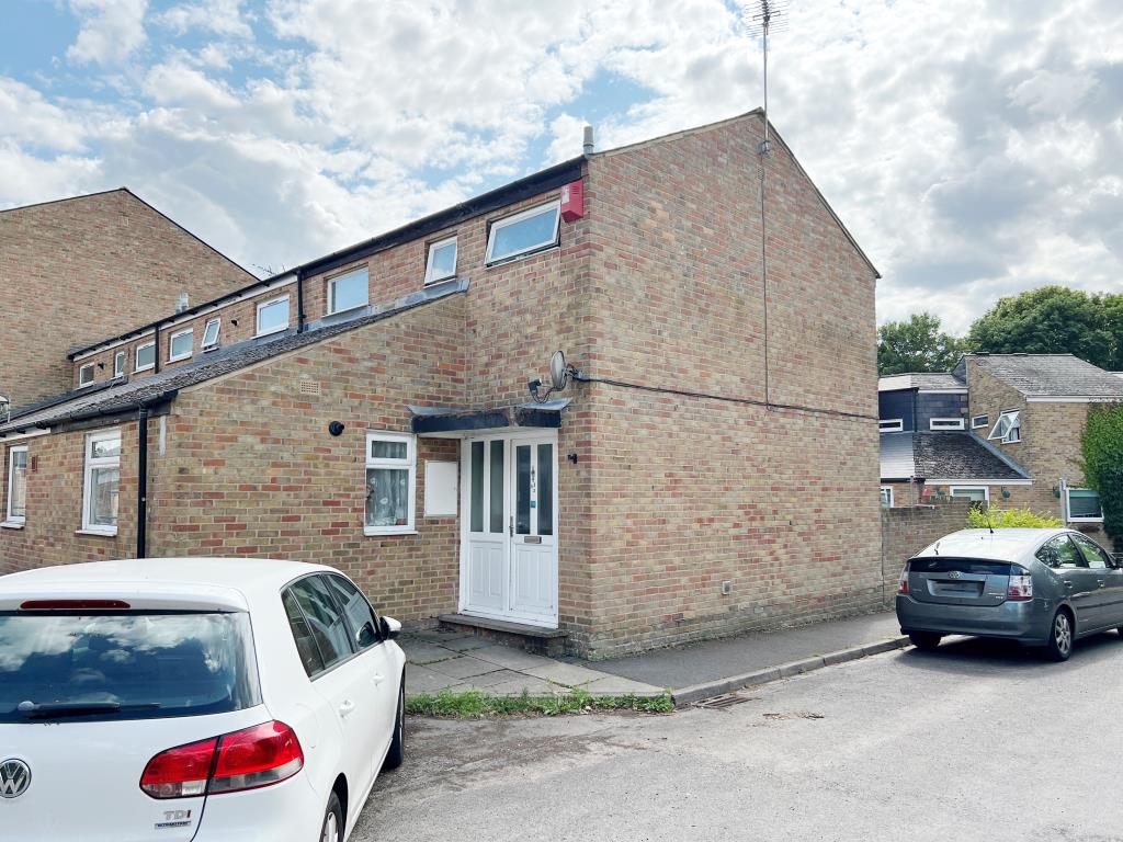 Lot: 38 - FREEHOLD HOUSE FOR INVESTMENT OR OCCUPATION - End of Terrace house showing on street parking